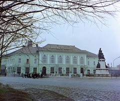 Magyarország, Makó, Széchenyi tér, Korona szálló, jobbra a Hősök szobra (Pásztor János, 1929.), 1966, Bauer Sándor, színes, szobor, neon felirat, Fortepan #126425