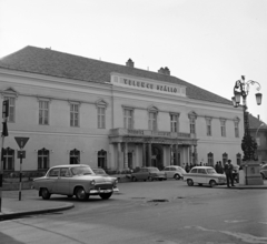 Magyarország, Székesfehérvár, Fő (Március 15.) utca 10., Velence (előtte és később Magyar Király) szálló., 1966, Bauer Sándor, Trabant-márka, GAZ M21 Volga, Skoda 1000 MB, kovácsoltvas, Fortepan #126426