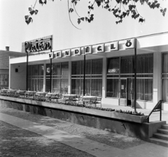 Magyarország, Dunavecse, Platán vendéglő (később kisáruház) a Petőfi tér felől nézve., 1965, Bauer Sándor, vendéglő, étterem, Fortepan #126433