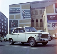 Magyarország, Budapest V., Vörösmarty tér, parkoló a Vigadó hátoldalánál., 1963, Bauer Sándor, reklám, színes, Fiat-márka, rendszám, Fiat 1300/1500, OTP, Budapest, biztosító, Fortepan #126435