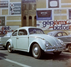 Magyarország, Budapest V., Vörösmarty tér, parkoló a Vigadó hátoldalánál., 1963, Bauer Sándor, reklám, színes, Volkswagen-márka, rendszám, Volkswagen Bogár, Budapest, Fortepan #126438