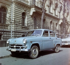 Magyarország, Budapest VI., a felvétel a Benczúr utca 15. számú sarokház Bajza utcai frontja előtt készült., 1963, Bauer Sándor, színes, Moszkvics-márka, rendszám, Budapest, Moszkvics 407, Fortepan #126439