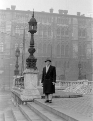 Magyarország, Budapest V., Szent István tér, szemben az épület a Hercegprímás (Alpári Gyula) utca sarkán áll., 1956, Szent-tamási Mihály, Budapest, sál, télikabát, dohányzás, kalap, férfi, Fortepan #12644