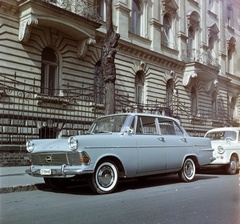 Magyarország, Budapest VI., a felvétel a Benczúr utca 15. számú sarokház Bajza utcai frontja előtt készült., 1963, Bauer Sándor, színes, Opel-márka, rendszám, Budapest, Opel Rekord P2, Fortepan #126440