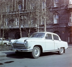 Magyarország, Budapest V., Szabadság tér, Volga GAZ-21 típusú személygépkocsi. A háttérben a 14. számú ház látszik., 1963, Bauer Sándor, színes, GAZ-márka, GAZ M21 Volga, rendszám, Budapest, Fortepan #126441