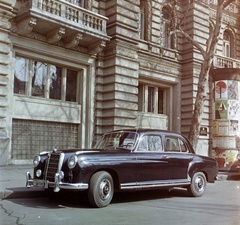 Magyarország, Budapest V., Szabadság tér, Mercedes 220 SE személygépkocsi a 15. számú ház előtt., 1963, Bauer Sándor, színes, Mercedes-márka, hirdetőoszlop, mercedes w120, rendszám, Budapest, Fortepan #126442