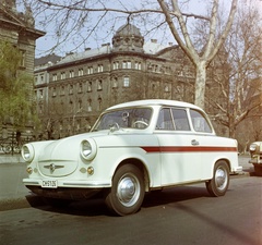 Magyarország, Budapest V., Szabadság tér, Trabant 600-as személygépkocsi. A háttérben balra a Zoltán (Beloiannisz) utca torkolata látszik., 1963, Bauer Sándor, színes, Trabant-márka, rendszám, Budapest, Fortepan #126444