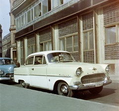 Magyarország, Budapest V., Fehér Hajó utca 2., Opel Rekord személygépkocsi. A háttérben a Kristóf téren át a Türr István utca 8. számú ház látszik., 1963, Bauer Sándor, színes, Opel-márka, rendszám, Budapest, Opel Olympia Rekord, Fortepan #126445