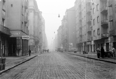 Magyarország, Budapest XIII., Pannónia utca, balra a Raoul Wallenberg utca torkolata., 1956, Szent-tamási Mihály, Budapest, utcakép, fodrászat, órás, gyógyszertár, Fortepan #12647