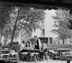 Hungary,Lake Balaton, Siófok, Foki-hegy, a Piroska Csárda terasza, háttérben a Touring Hotel., 1970, Bauer Sándor, Fortepan #126528