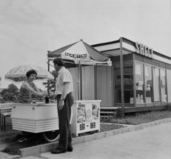 Hungary,Lake Balaton, Szántód, mozgóbüfé a 7-es főút melletti Shell kútnál., 1970, Bauer Sándor, Shell-brand, prefabricated construction, beer, Fortepan #126530