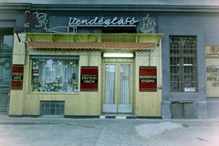 Magyarország, Budapest XIII., Váci út 39., Delicatesse üzlet., 1979, Bauer Sándor, színes, kirakat, vendéglő, neon felirat, neonreklám, eszpresszó, trafik, Budapest, Fortepan #126550