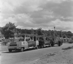 Magyarország, Balatonföldvár, a Zamárdi és Balatonföldvár között közlekedő MÁVAUT mikrobusz szerelvény a Motel étterem előtt., 1963, Bauer Sándor, MÁVAUT-szervezet, rendszám, idegenforgalom, Fortepan #126552