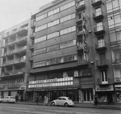 Magyarország, Budapest II., Margit körút (Mártírok útja) 55., Május 1. mozi (később Átrium Film-Színház)., 1969, Bauer Sándor, Volkswagen-márka, mozi, Volkswagen Bogár, neon felirat, Budapest, Fortepan #126635