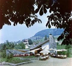 Hungary,Lake Balaton, Badacsonytomaj, Poharazó (Callmeyer Ferenc, 1959.) az állomás mögötti park mellett, a Hableány vendéglővel szemben., 1970, Bauer Sándor, colorful, Fortepan #126647