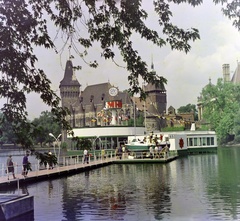 Magyarország, Városliget,Budapesti Nemzetközi Vásár, Budapest XIV., a Magyar Hajó- és Darugyár pavilonja a tavon. Háttérben a Vajdahunyad vára., 1973, Bauer Sándor, színes, Budapest, Fortepan #126650