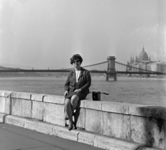 Magyarország, Budapest I., Várkert (Groza Péter) rakpart az Ybl Miklós térnél, háttérben a Széchenyi Lánchíd és a Parlament., 1965, Bauer Sándor, országház, Budapest, Fortepan #126658