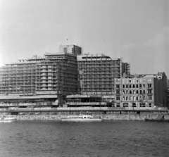 Magyarország, Budapest V., a Duna szálloda bontása, az épület előkészítve a robbantásra. Mellette az épülő Hotel Duna Intercontinental a budai alsó rakpartról nézve., 1969, Bauer Sándor, Budapest, Fortepan #126659