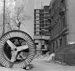 Magyarország, Budapest V., Dunakorzó, a Duna szálloda bontása, az épület előkészítve a robbantásra. Háttérben az épülő Hotel Duna Intercontinental., 1969, Bauer Sándor, Budapest, kábeldob, Fortepan #126660