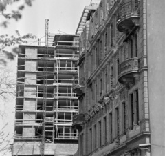 Magyarország, Budapest V., Dunakorzó, a Duna szálloda bontása, az épület előkészítve a robbantásra. Háttérben az épülő Hotel Duna Intercontinental., 1969, Bauer Sándor, Budapest, Fortepan #126661