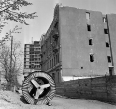 Magyarország, Budapest V., Dunakorzó, a Duna szálloda bontása, az épület előkészítve a robbantásra. Háttérben az épülő Hotel Duna Intercontinental., 1969, Bauer Sándor, Budapest, Fortepan #126662