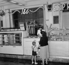 Magyarország,Balaton, Siófok, Kálmán Imre sétány, büfésor a vasútállomás mellett., 1965, Bauer Sándor, büfé, fagylaltpult, neonreklám, neon felirat, Fortepan #126681