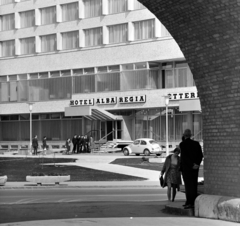 Magyarország, Székesfehérvár, Hotel Alba Regia a Romkert bejáratától nézve., 1972, Bauer Sándor, Volkswagen-márka, Volkswagen Bogár, Fortepan #126697