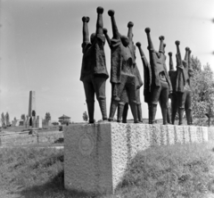 Ausztria, Mauthausen, a magyar áldozatok emlékműve (Makrisz Agamemnon, 1964.) az egykori koncentrációs tábor helyén., 1969, Bauer Sándor, szobor, szoborcsoport, Fortepan #126729