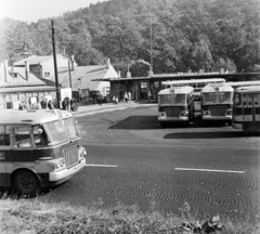 Hungary, Budapest II., Hűvösvölgyi út (Vörös Hadsereg útja), autóbusz-végállomás., 1970, Bauer Sándor, bus, Ikarus-brand, cobblestones, Ikarus 620, Budapest, Fortepan #126733