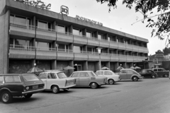 Magyarország, Dombóvár, Hunyadi tér, Hotel Dombóvár., 1971, Bauer Sándor, Trabant-márka, Volkswagen-márka, Trabant 601, Skoda 100, Fiat 850, Fiat 500, Volkswagen Bogár, neon felirat, Ford Taunus TC, Fortepan #126768