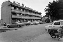 Magyarország, Dombóvár, Hunyadi tér, Hotel Dombóvár., 1971, Bauer Sándor, Volkswagen-márka, Trabant 601, Skoda 100, Fiat 850, Volkswagen Bogár, Opel Rekord C, neon felirat, Ford Taunus TC, Fortepan #126769