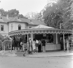 Magyarország, Balatonföldvár, Budapesti út (7-es főút), Csöpi cukrászda. Háttérben a Fővárosi Üdülő (egykor Rákosi Jenő villája, ma Városháza)., 1960, Bauer Sándor, cukrászda, Fortepan #126779