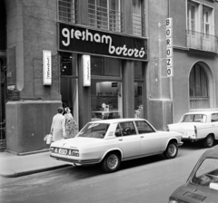 Magyarország, Budapest V., Mérleg utca 2., Gresham borozó., 1978, Bauer Sándor, BMW-márka, rendszám, Fiat 850, Peugeot 403, Budapest, BMW 2500, üzletportál, Fortepan #126790