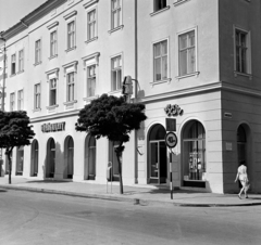 Hungary, Székesfehérvár, Fő (Március 15.) utca - Dr. Koch László utca sarok, Vörösmarty cukrászda és Amigo bár., 1970, Bauer Sándor, pastry shop, Fortepan #126839