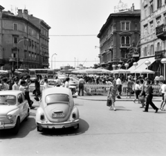 Horvátország,Adria, Fiume, Trg Republike Hrvatske a Korzo-tól a Riva és a kikötö felé nézve., 1972, Bauer Sándor, Jugoszlávia, Zastava-márka, Volkswagen-márka, Zastava 750, Volkswagen Bogár, Fortepan #126853