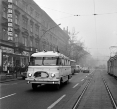 Magyarország, Budapest VI., Teréz (Lenin) körút a Szondi utca felől a Nyugati (Marx) tér felé nézve., 1970, Bauer Sándor, Robur-márka, mentőautó, rendszám, neon felirat, Budapest, rohamkocsi, Fortepan #126861