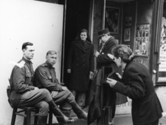 Magyarország, Budapest, Nagykörút, szovjet katonákról készül felvétel egy fényképész műterme előtt., 1945, Bauer Sándor, műterem, fotózás, szovjet katona, átvetett láb, utcai fotózás, Fortepan #126882