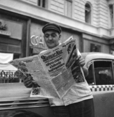 Magyarország, Budapest VII., a felvétel az Erzsébet körút 2. számú ház előtt készült., 1949, Bauer Sándor, Renault-márka, újság, Renault Juvaquatre, Budapest, Magyar Nap újság, olvasás, sofőr, taxi, Fortepan #126900