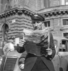 Magyarország, Budapest VIII., Blaha Lujza tér, háttérben a Nemzeti Színház., 1949, Bauer Sándor, taxi, Renault-márka, sofőr, újság, Renault Juvaquatre, Budapest, olvadás, Magyar Nap újság, olvasás, Fortepan #126901