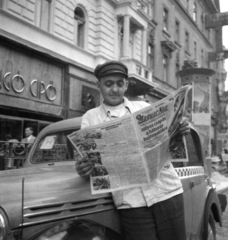 Magyarország, Budapest VII., a felvétel az Erzsébet körút 2. számú ház előtt készült., 1949, Bauer Sándor, olvasás, taxi, Renault-márka, hirdetőoszlop, újság, Renault Juvaquatre, cipőbolt, Budapest, Magyar Nap újság, Fortepan #126902