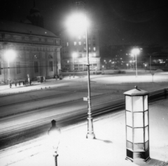 Magyarország, Budapest V.,Budapest VII., Károly (Tanács) körút a Deák Ferenc tér és az Erzsébet (Engels) tér felé nézve, a háttérben balra a Deák téri evangélikus templom, középen a Budapesti Rendőr-főkapitányság., 1949, Bauer Sándor, hirdetőoszlop, Budapest, utcakép, hó, utcai lámpa, este, tél, Fortepan #126909