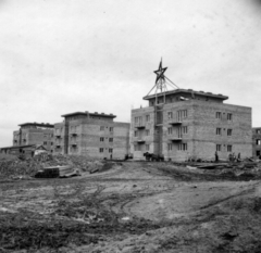 Magyarország, Dunaújváros, (Dunapentele), a Május 1. utca házai az Építők útja irányából nézve., 1950, Bauer Sándor, építkezés, vörös csillag, Fortepan #126917