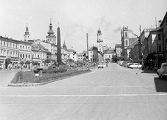 Szlovákia, Besztercebánya, Szlovák Nemzeti Felkelés (Slovenského národného povstania) tér (egykor IV. Béla király tér), szemben az Óratorony, jobbra a Xavéri Szent Ferenc-székesegyház., 1961, Gyöngyi, Csehszlovákia, emlékmű, utcakép, automobil, Wartburg 311/312, szovjet emlékmű, székesegyház, óratorony, Fortepan #12693