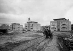 Magyarország, Dunaújváros, (Dunapentele), a Május 1. utca épületei az Építők útja felől nézve., 1950, Bauer Sándor, építkezés, Fortepan #126931