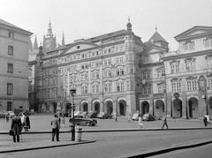 Csehország, Prága, Kisoldal tér (Malostranské námesti)., 1961, Gyöngyi, Csehszlovákia, tér, utcakép, életkép, barokk-stílus, palota, kuka, gótika, klasszicizmus, országház, reneszánsz, automobil, székesegyház, kerengő, Peter Parler-terv, Giovanni Battista Alliprandi-terv, Matyáš z Arrasu-terv, Josef Jäger-terv, Fortepan #12694