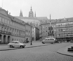 Csehország, Prága, Kisoldal tér (Malostranské námesti)., 1961, Gyöngyi, Csehszlovákia, autóbusz, szobor, emlékmű, teherautó, utcakép, barokk-stílus, palota, gótika, klasszicizmus, obeliszk, automobil, Skoda Octavia, állvány, szentháromság szobor, jelkép, székesegyház, szoborcsoport, I. Vencel-ábrázolás, Nepomuki Szent János-ábrázolás, Szűz Mária-ábrázolás, Peter Parler-terv, Jan Oldřich Mayer-terv, Giovanni Battista Alliprandi-terv, Matyáš z Arrasu-terv, Ferdinand Geiger-terv, Ignaz Franz Platzer-terv, Mindent látó szem-ábrázolás, Prágai Szent Adalbert-ábrázolás, Szent Procopius-ábrázolás, Szent Ludmila-ábrázolás, Mathias Hummel-terv, Praga RN/RD, Fortepan #12695