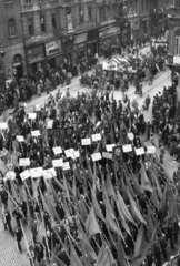 Magyarország, Budapest VII., Dózsa György út - Thököly út sarok, április 4-i felvonulás résztvevői., 1950, Bauer Sándor, felvonulás, Budapest, zászló, Fortepan #126951