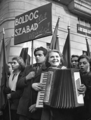 Magyarország, Budapest V., Petőfi tér - Március 15. tér sarok, március 15-i ünnepség résztvevői., 1950, Bauer Sándor, zászló, felvonulás, tangóharmonika, Budapest, Cantulia-márka, Fortepan #126953