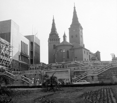 Szlovákia, Zsolna, Námestie Andreja Hlinku, a Burian-harangtorony és a Szentháromság-templom., 1961, Gyöngyi, Csehszlovákia, állvány, Fortepan #12696