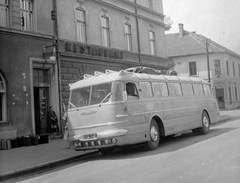 Slovakia, Poprad, Jiřího Wolkera - Alžbetina utca sarok, Hotel Europa. Ikarus 55., 1958, Gyöngyi, Czechoslovakia, restaurant, Hungarian brand, Ikarus-brand, MÁVAUT-organisation, suitcase, number plate, Fortepan #12698